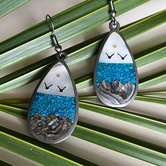 Vintage 1991 Geniuine Abalone & Mother of Pearl  Earrings with crushed Turquoise - Picture 3 of 4